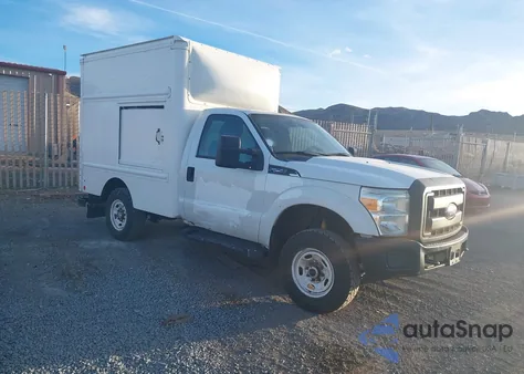2015 Ford F-250 Xl z USA, uszkodzony, nr VIN 1FDBF2B60FED21631